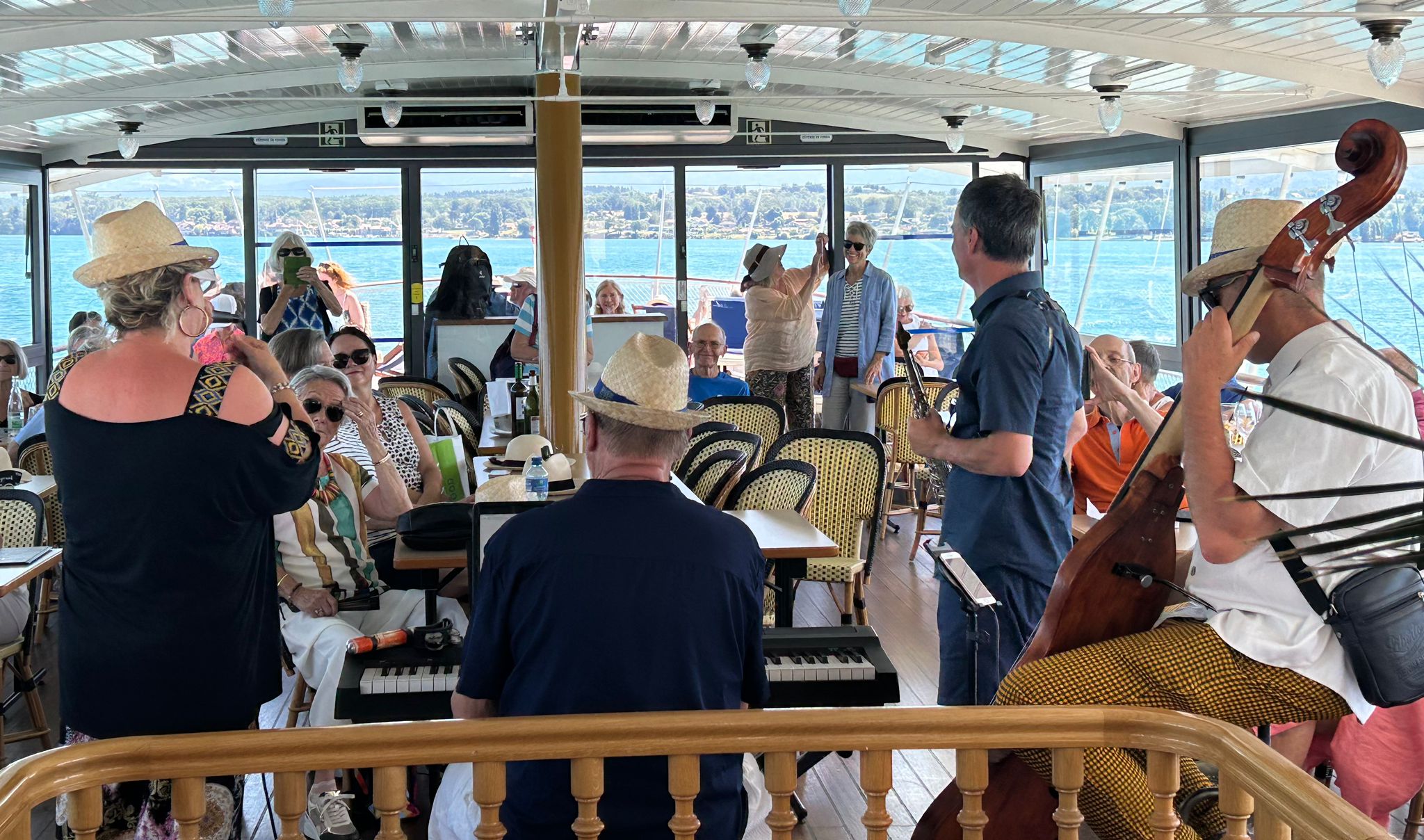 Rive Jazzy Cruising Band