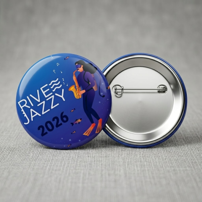 Le badge officiel 2026 pour soutenir le festival
